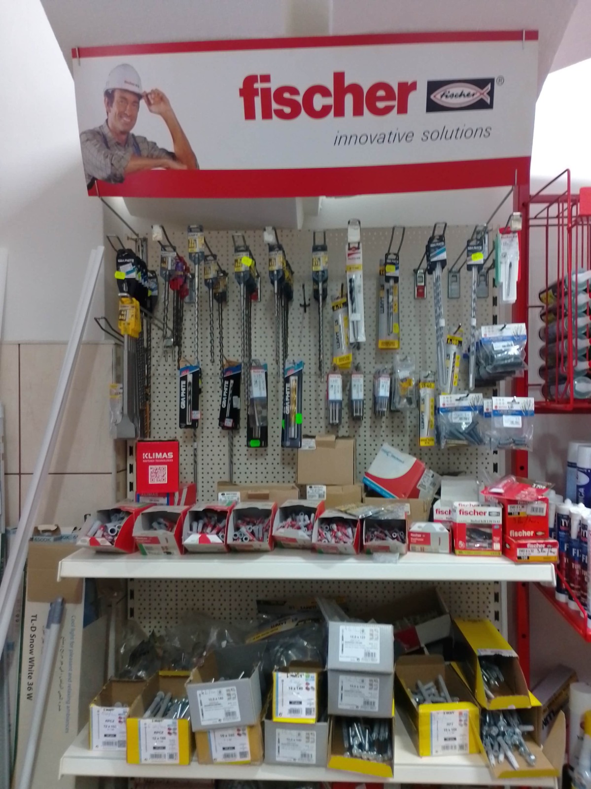 Raft cu produse Fischer în magazinul Bricorapid